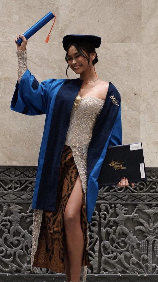 Sarah Tumiwa baru saja mendapat gelar Sarjana Komunikasi Pemasaran di Binus University.