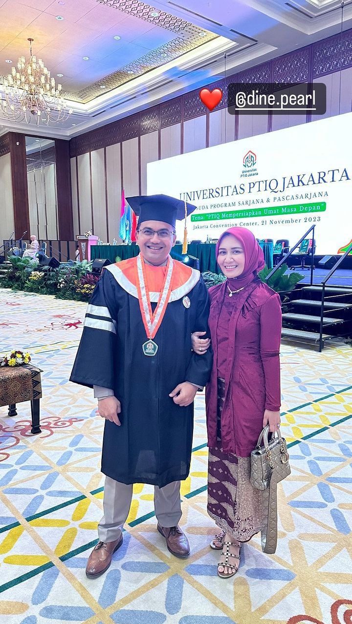 Sahrul Gunawan baru saja wisuda Magister Ilmu Tafsir Al-Quran dari Universitas PTIQ. Ia wisuda didampingi istri tercinta.