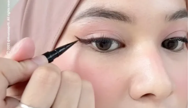 5. Membuat Wing Eyeliner