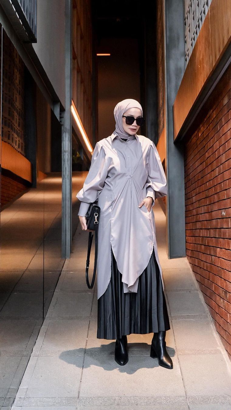 Mix and Match Outfit Hijab dengan Boots, Look Jadi Lebih Bold