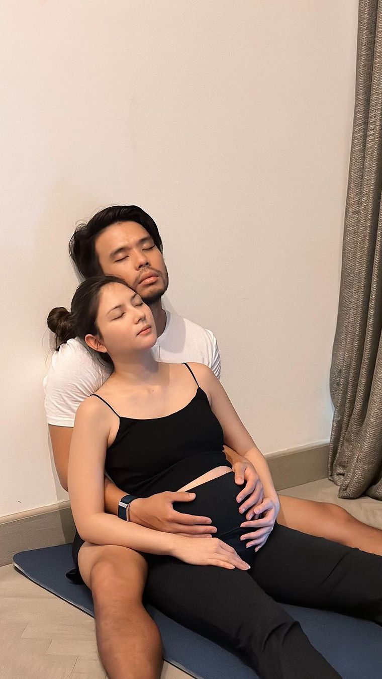 Pasangan ini terlihat kompak dan mesra saat melakukan yoga bersama