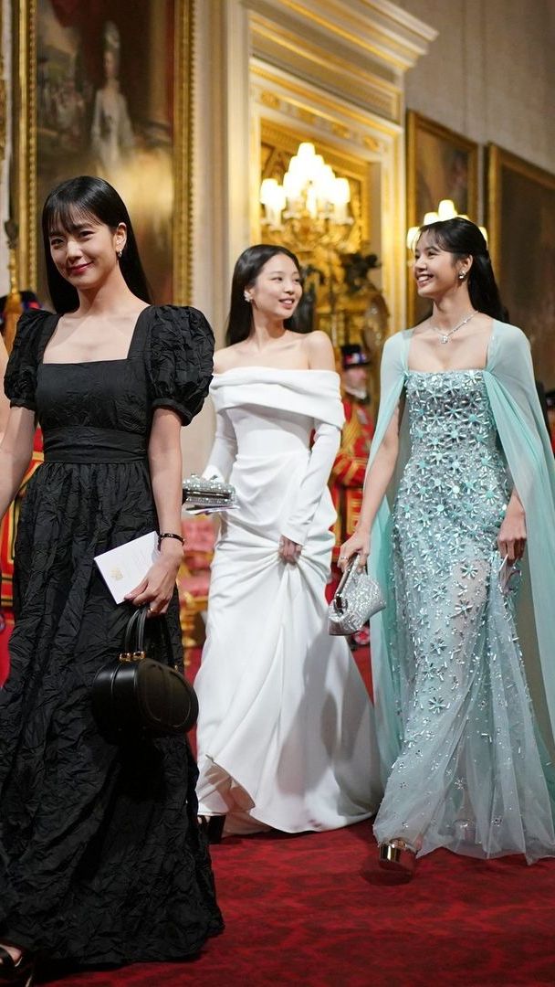Dapat Gelar Kehormatan dari Raja Charles III, Segini Harga Gaun Blackpink Saat Jadi Tamu di Istana Buckingham