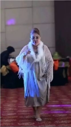 Dalam balutan dress pesta, Eva Manuung tampak kece dan elegan.