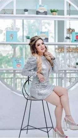 Sama seperti Eva, Barboe juga tampak kece dengan dress blink blink silver.