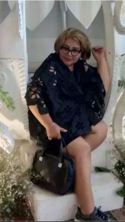Gayanya pakai dress pedek ini bikin Eva Manurung bak gadis belia ya!