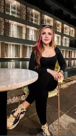 Tak mau kalah, Barbie juga tampak cantik dan langsing dengan setelan hitam.