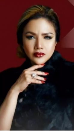 Disebut punya kemiripan, wajah Barbie dengan makeup bold ini memang cocok banget ya!