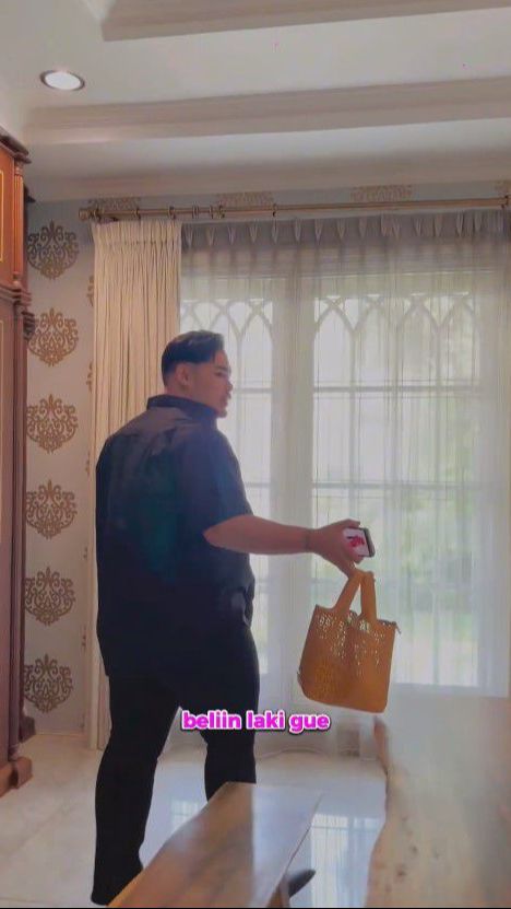 Ivan Gunawan menjadi orang pertama yang berkunjung di rumah baru Rendy dan Samuel saat itu.