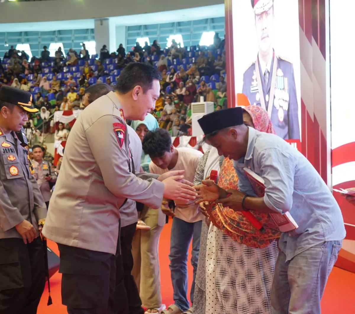 Bapak Ini Tiba-Tiba Menangis Di Depan Petinggi Polri Bikin Jenderal ...