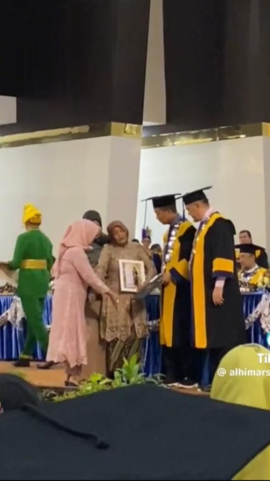 Menahan Tangis, Ini Momen Haru Ibu Di Palu Wakili Putrinya Yang ...