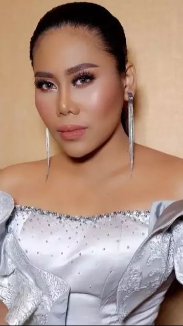 Melihat hasilnya, tampak jelas bahwa kulit wajah Evi Masamba mengalami banyak perubahan.