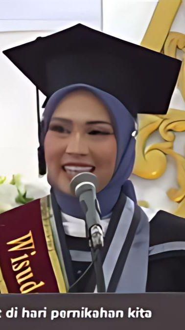 Momen Mahasiswi Lulus Cumlaude Nyatakan Cinta ke Dosen dan Ungkap Tanggal Pernikahannya Saat Wisuda