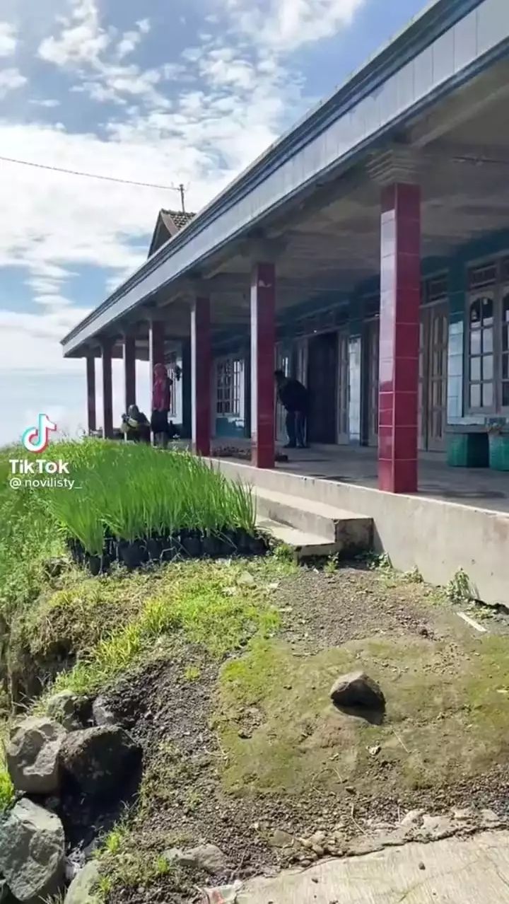 Meski dari luar tampak sederhana, tapi bagian dalamnya cukup luas, lho. Apalagi Novi baru saja merenovasi bagian dalamnya, termasuk dapur