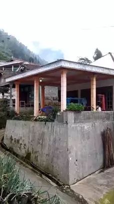 Dari luar, rumah Novi terkesan sederhana seperti rumah kampung pada umumnya.