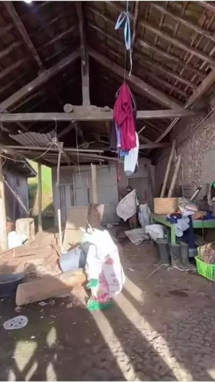 Beberapa bagian rumahnya pun masih snagat sederhana. Hanya berlantai semen dan berdinding bata.