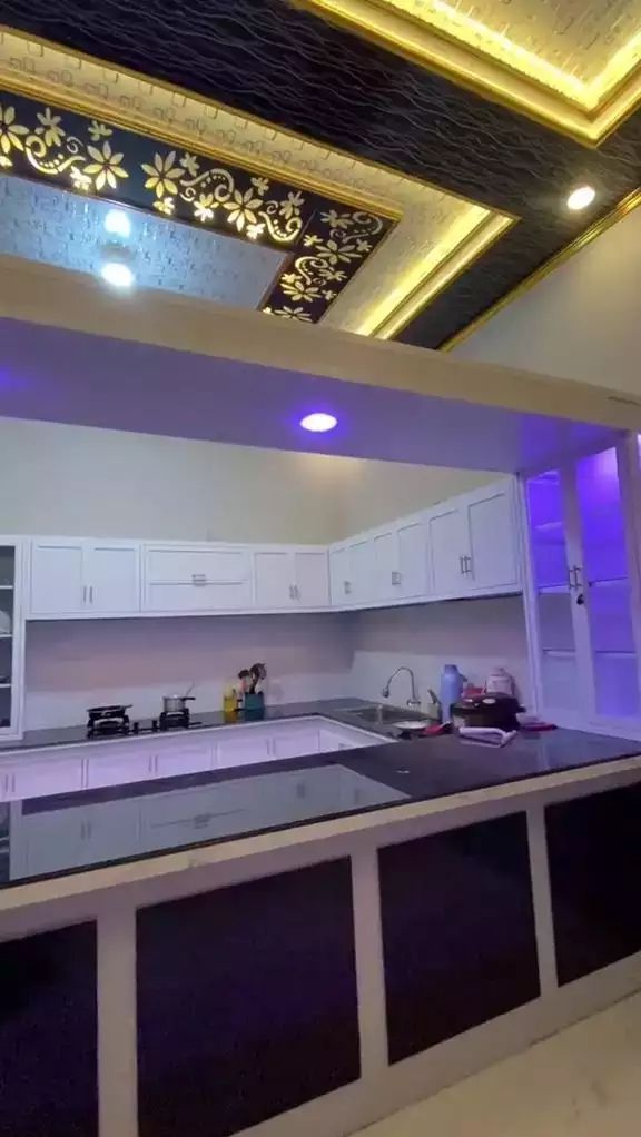 Yang membuat dapur ini terasa mewah adalah plafon dan mini bar dari marmer yang dipasang di dapur Novi.