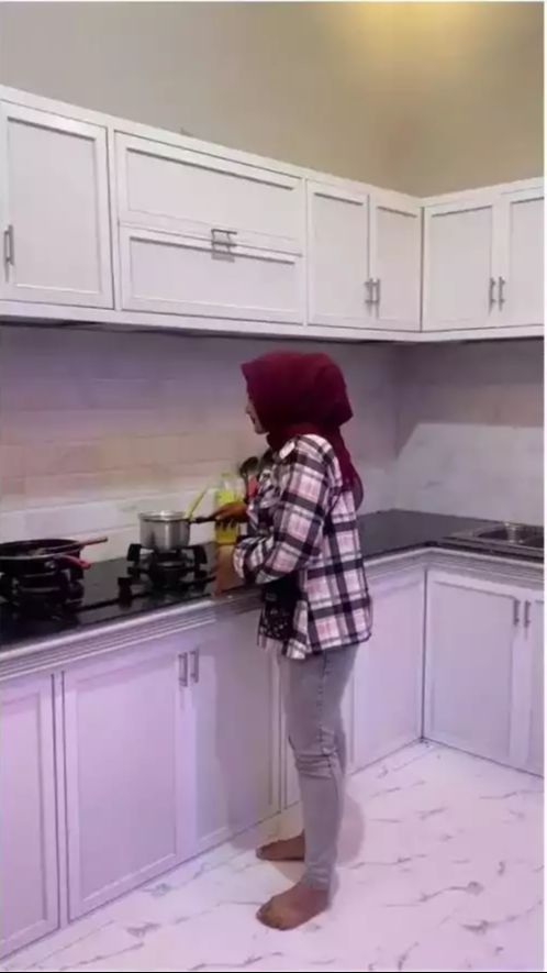 Supaya kesan modernnya dapat, Novi memilih kompor gas tanam sehingga tidak memakan ruang dan mudah dibersihkan.