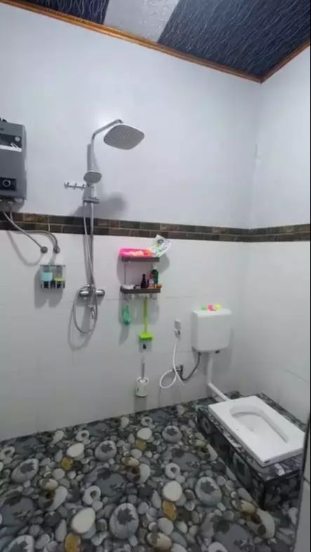 Toilet di rumah Novi pun terbilang mewah dengan desain modern.