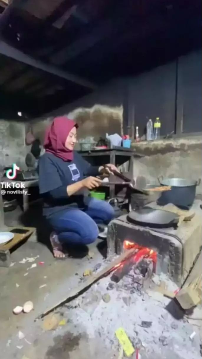 Namun, Novi tetap menyimpan dapur lamanya yang hanya menggunakan tungku kayu.