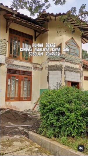 Tampak beberapa cat tembok sudah terkelupas dan rusak.