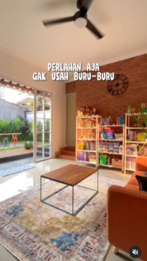 Desainnya yang warna warni mirip rumah-rumah di Santorini.