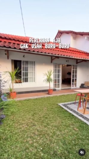 Halaman belakang pun memiliki taman yang luas dan nyaman dengan rerumputan hijau.