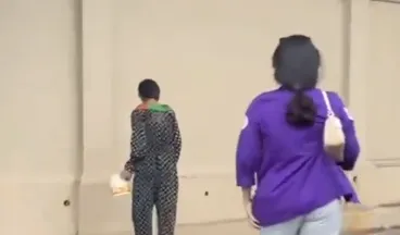 Bagi-Bagi Nasi Kotak di Jalanan
