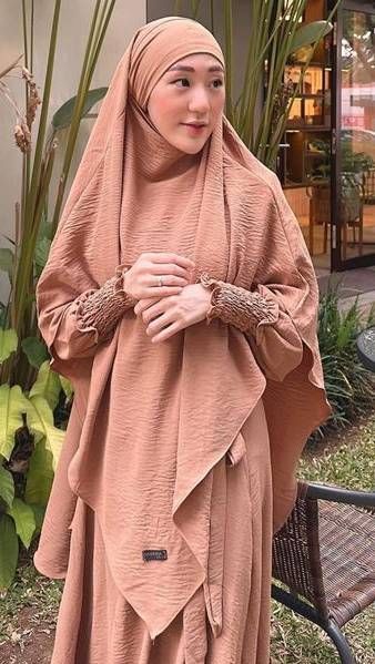 Gaya serba earth tone menjadi andalan para hijabers. Begitu juga Larissa Chou.