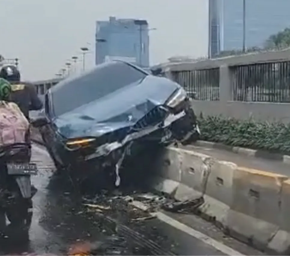 BMW Nyangkut Di Separator Busway Depan DPR, Begini Penampakannya