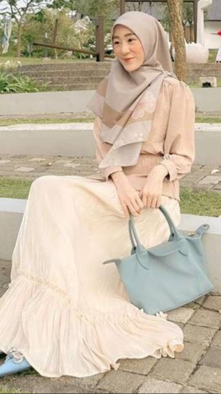 Sebelum menikah dengan Ikram Rosadi, Larissa pernah berumah tangga dengan Alvin Faiz.
