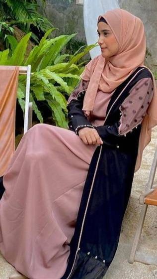 Setelah bercerai dengan Rizki DA, Nadya mulai memperkenalkan kekasih barunya yang ternyata adalah Iqbal Rosadi, adik dari Ikram Rosadi.