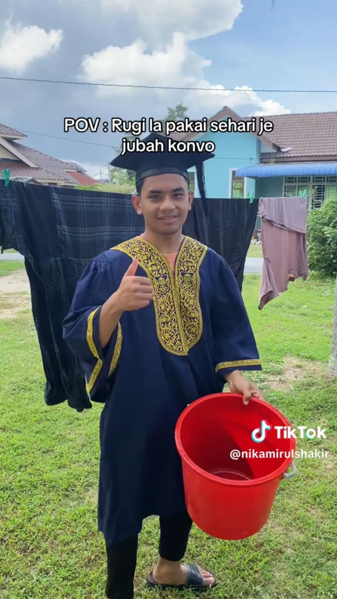 Ogah Rugi, Wisudawan Ini Tetap Pakai Toga Bersih-Bersih Rumah Meski Hari Wisuda Sudah Berakhir