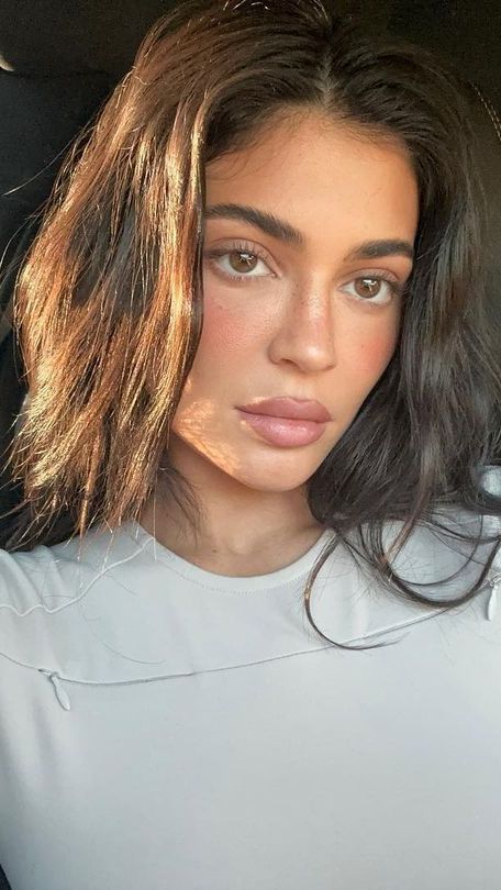 Tutorial Bibir Tampak Bak Kylie Jenner Cukup dengan 2 Produk Makeup
