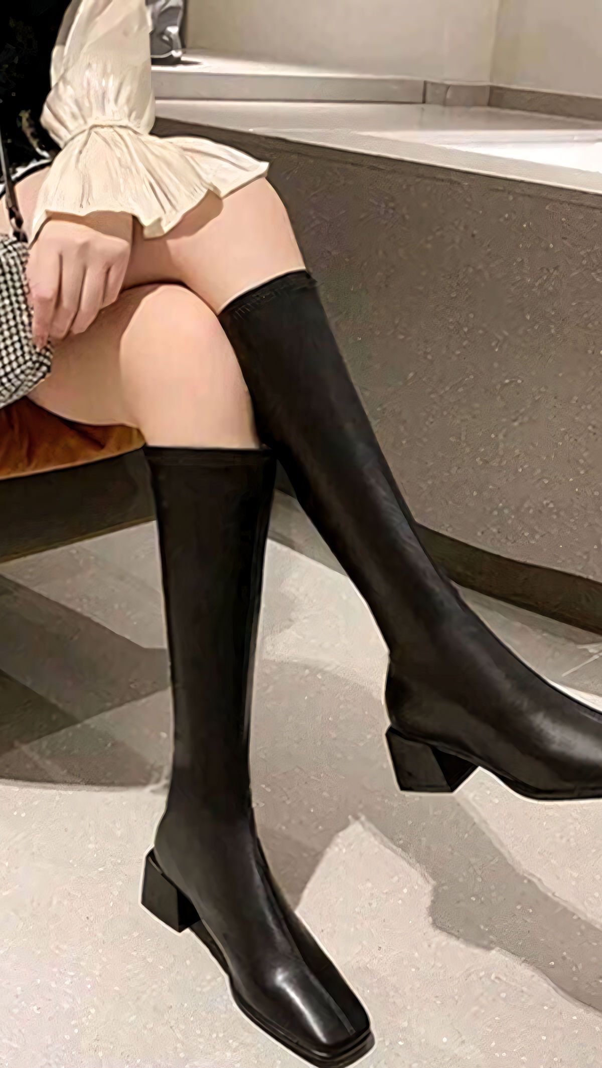 Beli Sepatu High-Heeled Boots Sedengkul, Wanita Ini Dapat yang Zonk