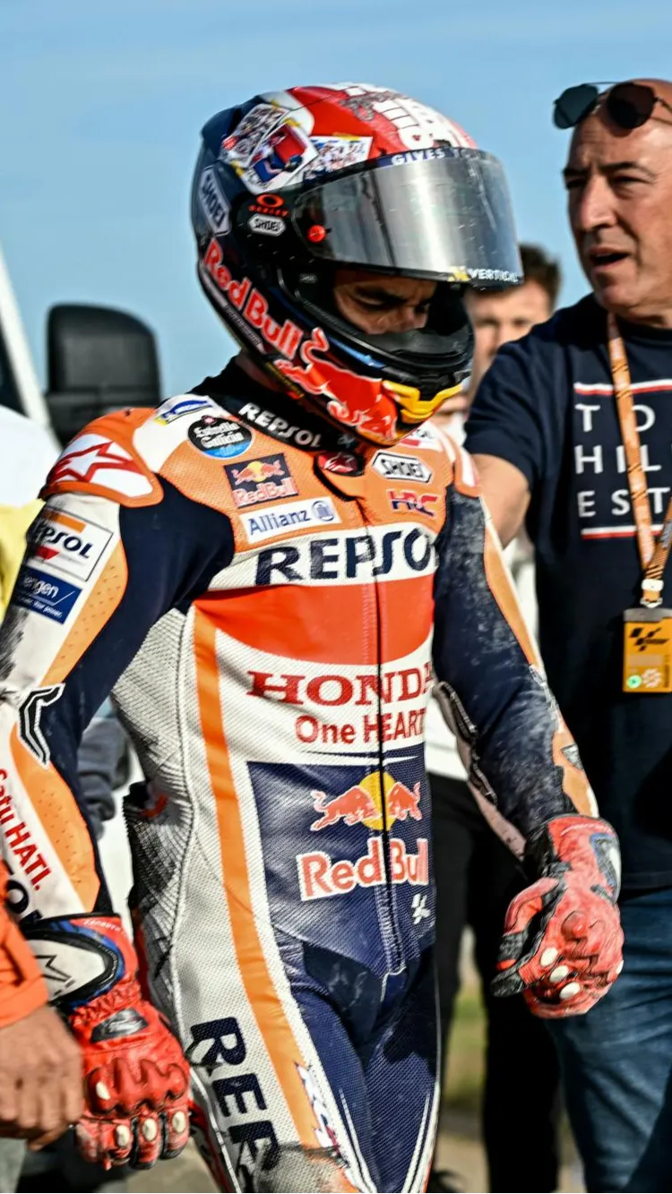 Tampak wajah Marc Marquez yang kecewa setelah dirinya terjatuh.