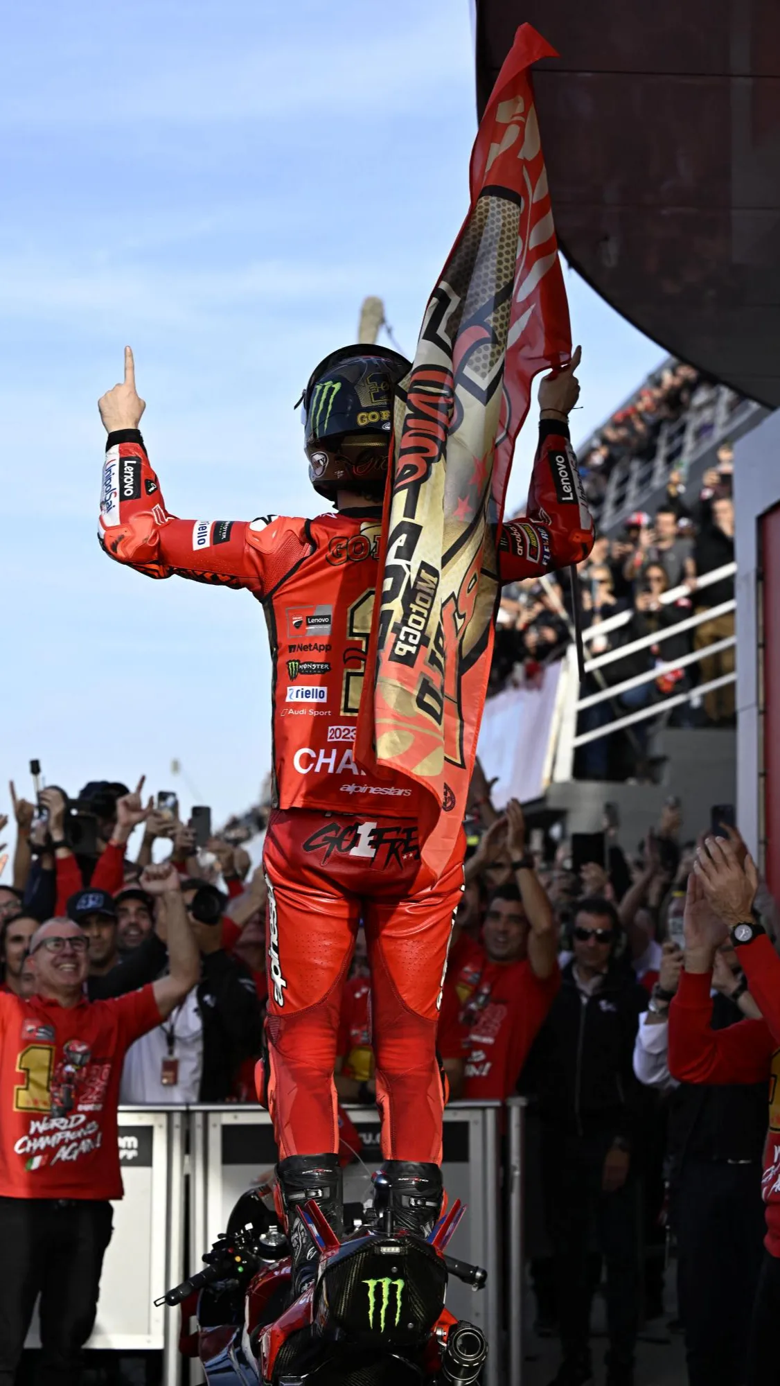 FOTO: Gaya Selebrasi Pecco Bagnaia Kembali Jadi Juara Dunia MotoGP 2023 ...