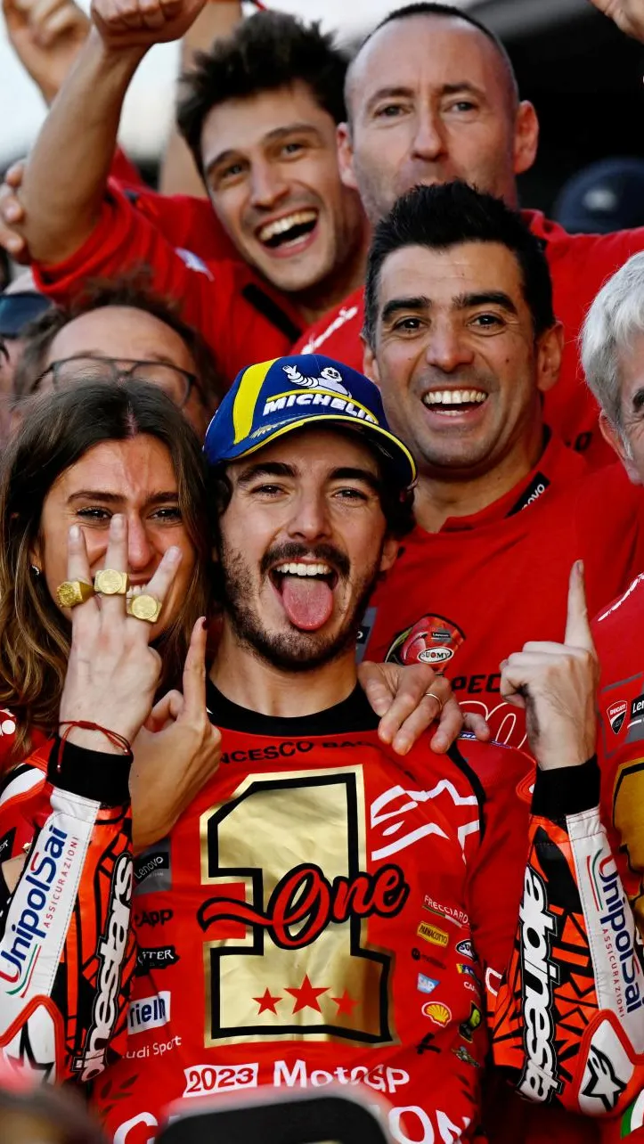 FOTO: Gaya Selebrasi Pecco Bagnaia Kembali Jadi Juara Dunia MotoGP 2023 ...