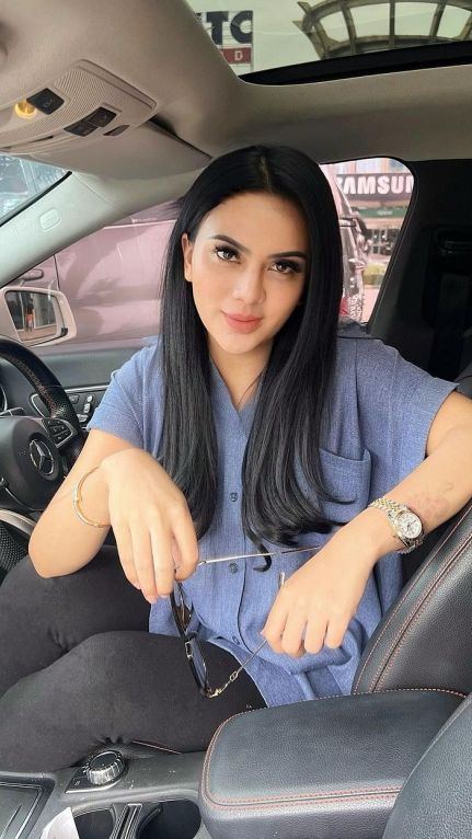 Anggita Sari diduga pernah menjadi korban malapraktik dokter kecantikan. Dimana ada benang muncul dari wajahnya setelah menjalani treatment.