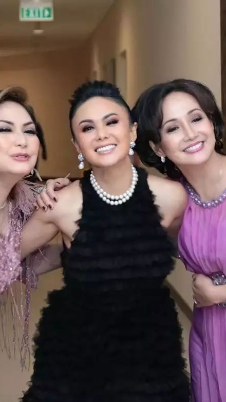 Jayanthi juga masih sering bertemu dengan penyanyi-penyanyi lawas lainnya, seperti Nia Daniaty hingga Yuni Shara.