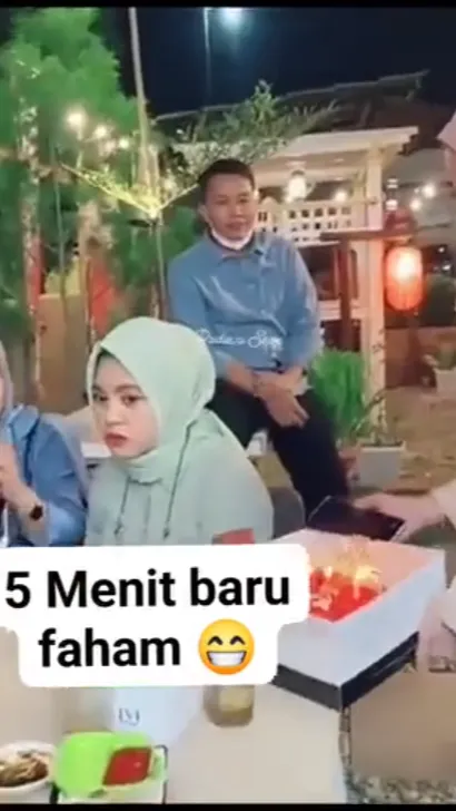 Viral Wanita Panik Saat Dapat Surprise Ulang Tahun, Diduga Ada Dua Pacar yang Datang Bersamaan