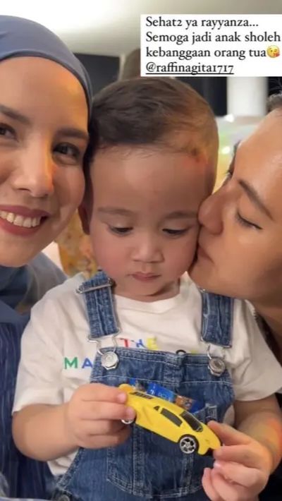 Tampak kehadiran Tya Ariestya dan Paula Verhouven dalam pesta ultah Rayyanza.