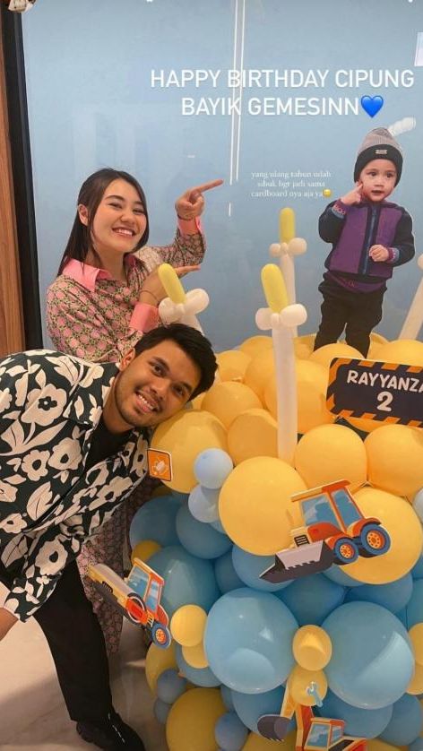 Kehadiran Aaliyah dan Thoriq nampak disorot. Dengan kostum bunga-bunga, kedua tampil kece di ultah Rayyanza.