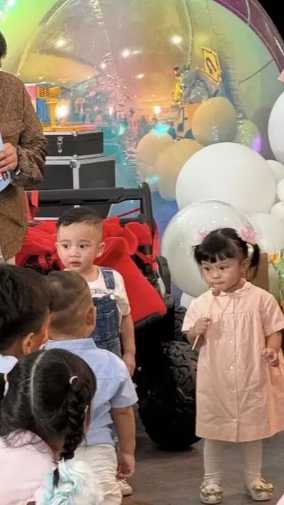 Ameena juga hadir dengan dress soft pink yang super cute.