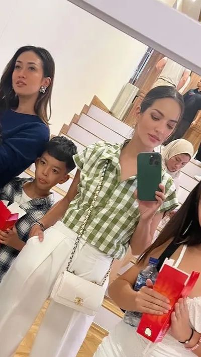 Nia Ramadhani yang hadir dengan sang anak tampil bak ABG dengan kemeja pendek.
