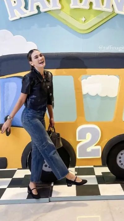 Luna Maya hadir dengan style yang casual dan kece dengan jeans.