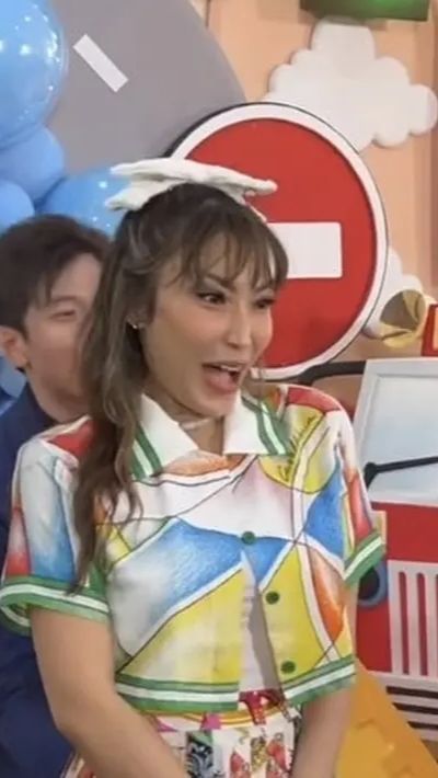Ayu Dewi hadir dengan kemeja warna warni saat menghadiri ultah Cipung.