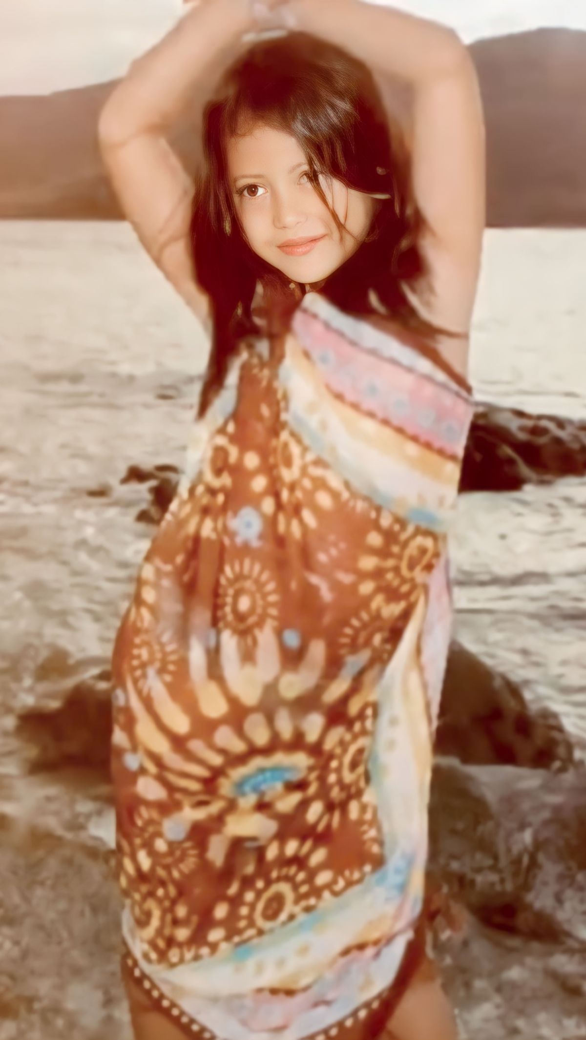 Anak Berpose Bak Model di Foto Ini Sedang Jadi Perbincangan Publik karena Berseteru dengan Sang Ibu, Bisa Tebak?
