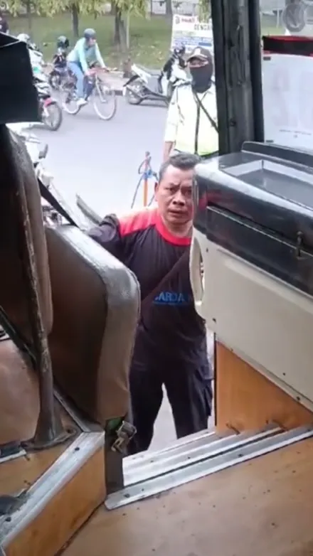 Viral Pria Naik ke Bus Suruh Penumpang Turun Ikut Demo, Ternyata Isinya Semua Anak Sekolah yang Sedang Study Tour