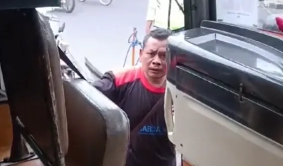 Pria Minta Penumpang Bus Turun Ikut Demo