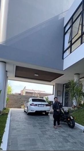 Garasinya saja super luas. Dengan area drop seperti di lobby hotel-hotel. Keren banget!